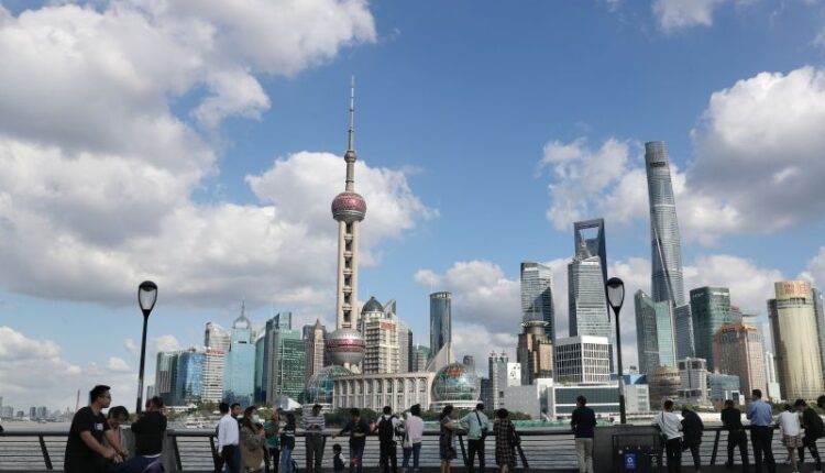 Orang-orang mengunjungi kawasan The Bund di Shanghai, China timur pada 8 Oktober 2020. (Xinhua/Liu Ying)