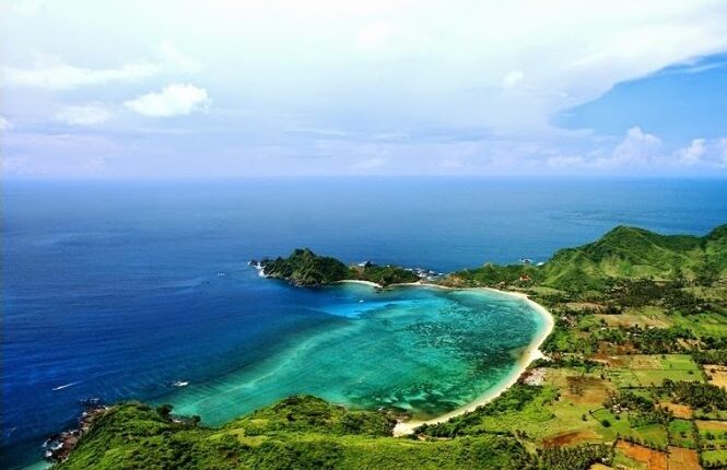 A bird’s-eye view of Mekaki Bay and its namesake beach. (Photo: Indonesia Tourism)
