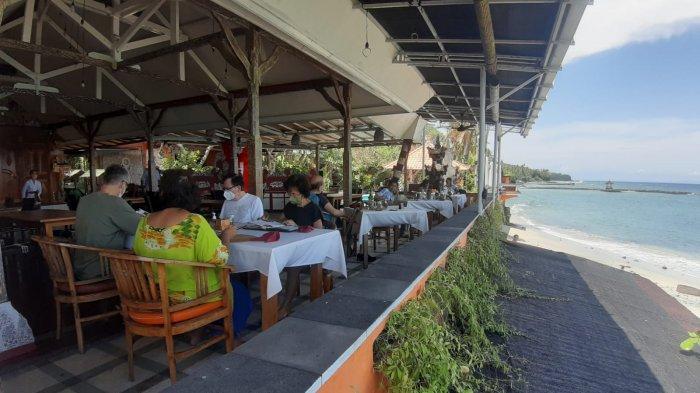 Wisman yang menginap di Karangasem mulai mengeliat. Beberapa wisma terlihat sedang makan disalah satu hotel di Karangasem, Jumat (8/4/2022) siang hari.