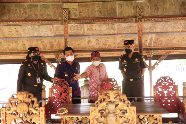 Bupati Klungkung Nyoman Suwirta  (2 dari kiri) bersama pejabat Kejaksaan di Bali saat meninjau Situs Kertha Gosa - IST