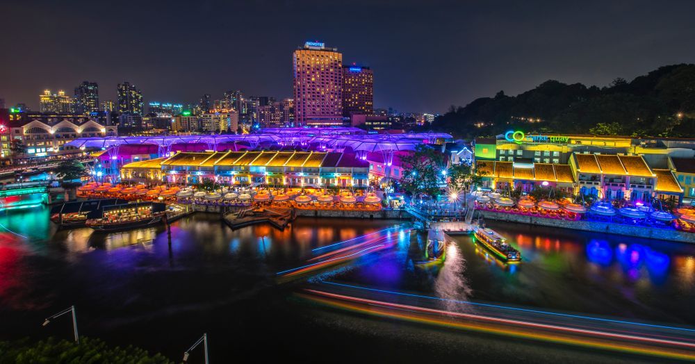 Clarke Quay terkenal sebagai distrik hiburan di Singapura yang menawarkan berbagai atraksi menarik dari pagi sampai malam hari. Foto: (Singapore Tourism Board Indonesia)