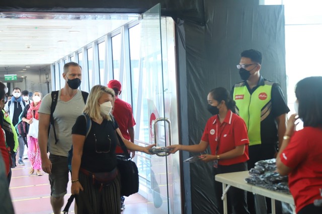 Penumpang pesawat Thai AirAsia saat tiba di Bandara Ngurah Rai, Bali - IST