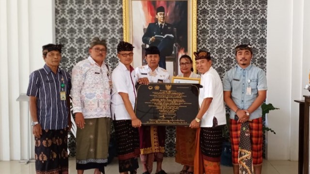 Penyerahan Piagam, Sertifikat dan Prasasti Penetapan Cagar Budaya Peringkat Kota Denpasar oleh Kadisbud Kota Denpasar, IGN Bagus Mataram kepada Sales Markerting Hotel Inna Bali Heritage, Ni Komang Sukerni Rada di Hotel Inna Bali Heritage, Kamis (31/10).