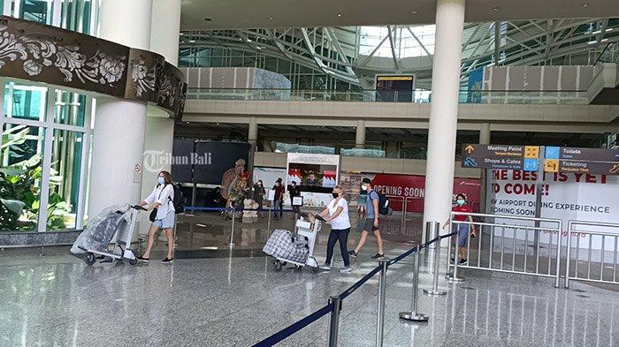 Suasana kedatangan penumpang Jetstar Airways rute Perth-Denpasar di Bandara Internasional I Gusti Ngurah Rai Bali siang ini.