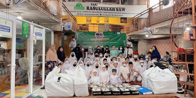 Waringin Hospitality Bagikan 3.719 Nasi Box. ©2022 Merdeka.com