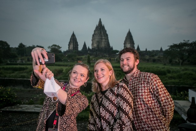 Peserta delegasi negara G20 Digital Economy Working Group (DEWG) G20 menikmati pemandangan dan berfoto dengan latar belakang Candi Prambanan di Sleman, DI Yogyakarta, Rabu (18/5/2022).  Foto: Mohammad Ayudha/ANTARA FOTO