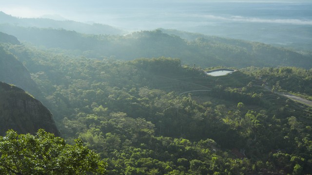 Gunung Api Purba di Desa Wisata Nglanggeran. Foto: M. Rinandar Tasya/Shutterstock