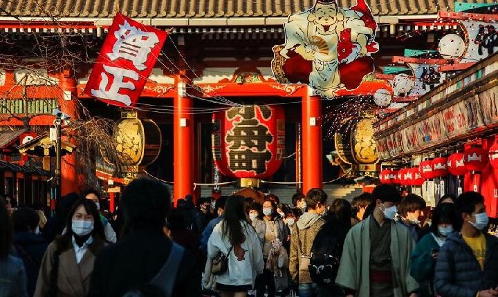 Jalan Nakamise menuju kuil Senso-ji di distrik Asakusa, tempat wisata populer, di tengah pandemi penyakit virus corona (COVID-19), di Tokyo, Jepang, 24 Desember 2021. REUTERS/Issei Kato