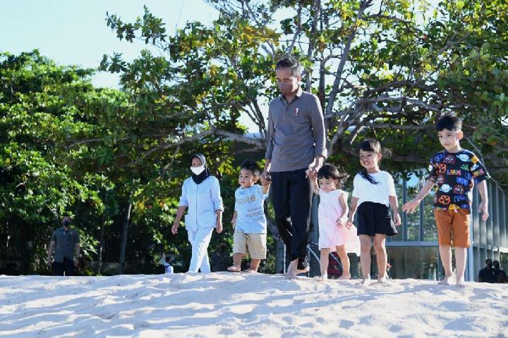 Presiden Joko Widodo atau Jokowi menghabiskan sisa libur Lebaran dengan bermain di Pantai Nusa Dua, Badung, Bali bersama keempat cucunya pada Jumat, 6 Mei 2022. Sumber Biro Pers Istana Kepresidenan