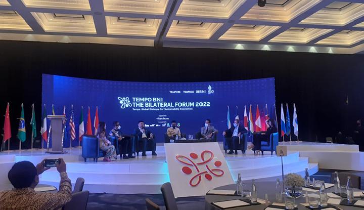 Sesi ketiga Tempo BNI Bilateral Forum 2022 dimoderatori Melissa Karim dengan pembicara Menteri Pariwisata dan Ekonomi Kreatif RI Sandiaga Uno dan Staf Ahli Bidang Ekonomi Makro Kementerian Investasi/BKPM Indra Darmawan, dilanjutkan dengan pembicara Direktur Departemen Kebijakan Ekonomi dan Moneter Bank Indonesia IGP Wira Kusuma, Duta Besar Jepang untuk Indonesia Kanasugi Kenji, Wakil Duta Besar Inggris untuk Indonesia Rob Fenn, dan Puteri Pariwisata Bangka Belitung 2017 Banadhi Kurnia Dewi. Tempo/Hamdan C Ismail