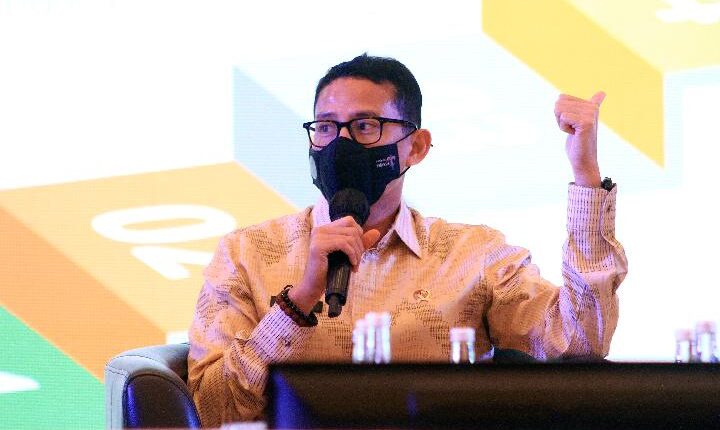 Menteri Pariwisata dan Ekonomi Kreatif Sandiaga Uno saat menjadi pembicara kunci dalam acara Tempo BNI Bilateral Forum 2022 pada Kamis, 12 Mei 2022 di Ballroom Hotel The Langham, Jakarta. (Foto: Norman Senjaya)