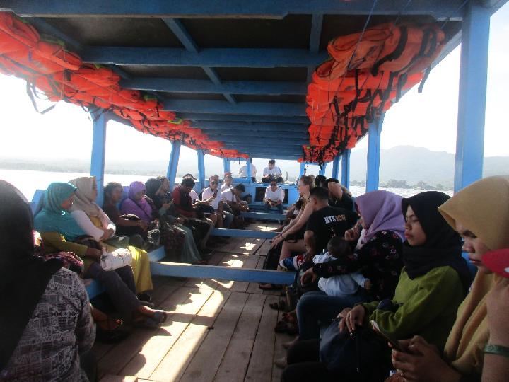 Wisatawan lokal dan mancanegara berada di kapal dari Pelabuhan Bangsal menuju Gili Air. TEMPO/Supriyantho