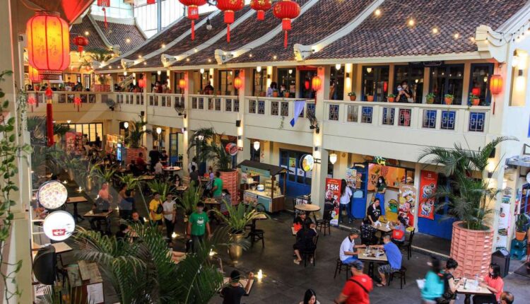 Pengunjung beraktivitas di pusat kuliner Petak Enam di Chandra, di kawasan pecinan Jalan Pancoran, Glodok, Jakarta Barat, Minggu (16/5/2021). (KONTAN/Fransiskus Simbolon)