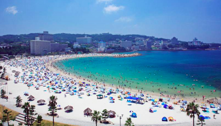 Pantai Shirarahama di Shirahama Susami, Wakayama, Jepang. (DOK. Visit Wakayama)