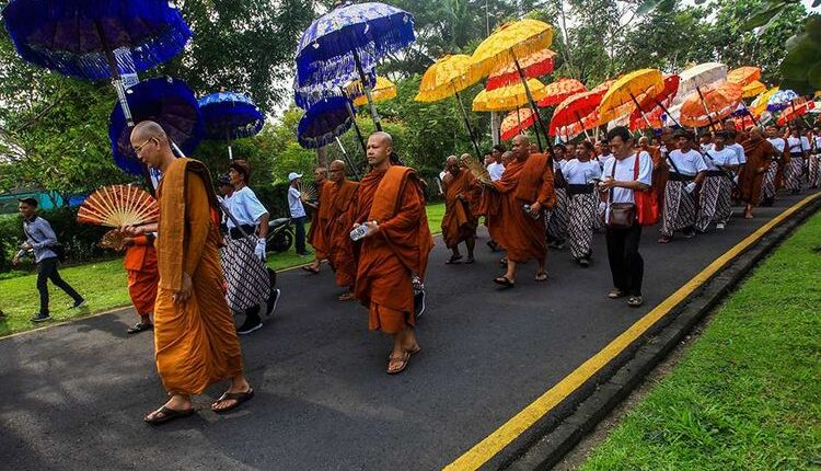 Sejumlah Biksu mengikuti kirab saat prosesi kirab Waisak 2563 BE/2019 di kawasan Candi Borobudur, Magelang, Jawa Tengah, Sabtu (18/5/2019). Prosesi kirab dari Candi Mendut menuju Candi Borobudur yang diikuti oleh ribuan umat Budha itu menjadi rangkaian puncak peringatan Tri Suci Waisak 2019.(ANTARA FOTO/ANDREAS FITRI ATMOKO)