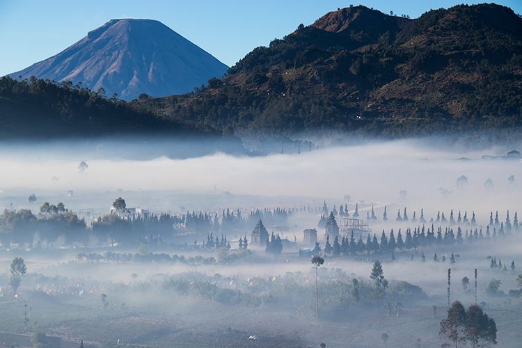 Kawasan Candi Arjuna Dieng yang berselimut kabut pada Pagi Hari.(KOMPAS.com/ANGGARA WIKAN PRASETYA)