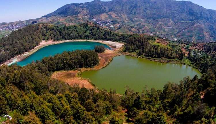 Telaga Warna dilihat dari Batu Ratapan Angin di Dataran Tinggi Dieng, Wonosobo, Jawa Tengah, Minggu (2/11/2014). (KOMPAS.com/FIKRI HIDAYAT)