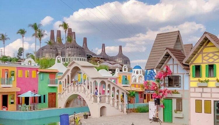 Pemandangan di Dusun Semilir bak kota Venesia, Italia dengan perahu, sungai, serta tata kota khasnya.(Dokumentasi Instagram @dusunsemilir)