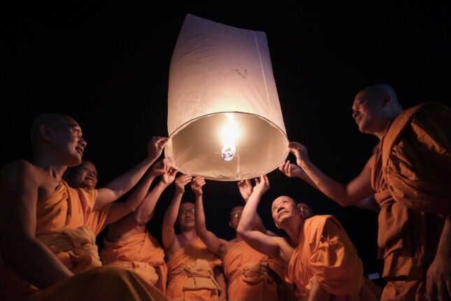 Perayaan Hari Raya Waisak yang berlangsung di Taman Lumbini kawasan Candi Borobudur, Senin (16/5/2022) malam (Dok: Kemenparekraf)