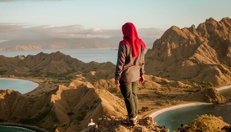 lustrasi wisatawan di Pulau Padar, Nusa Tenggara Timur.(UNSPLASH/Yulia Agnis)
