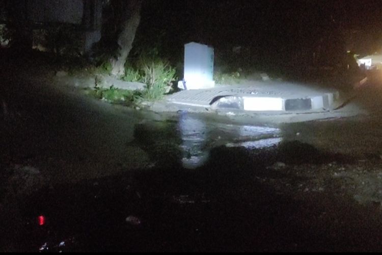 Foto : Limbah yang mengalir dari got ke saluran kota Labuan Bajo, merembes ke jalan depan SDN 1 Labuan Bajo, diambil pada, (9/5/2022), diambil pada pekan lalu..(Kompas.com/Nansianus Taris)