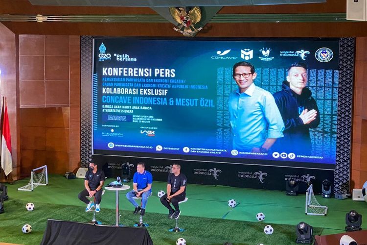 Menparekraf Sandiaga Uno (kiri) dan pemain sepak bola dunia Mesut Ozil (tengah) dalam Press Conference bersama Mesut Ozil di Gedung Sapta Pesona, Jakarta Pusat, Rabu (25/5/2022)(KOMPAS.com/Faqihah Muharroroh Itsnaini)