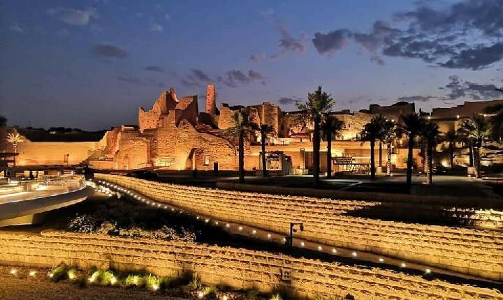 Gerbang Diriyah atau Diriyah Gate merupakan situs bersejarah keluarga Kerajaan Arab Saudi. Wilayah tersebut juga menjadi situs warisan budaya UNESCO, yang akan disulap menjadi hunian, kompleks hotel, dan tujuan wisata. Foto: @moody.abbas