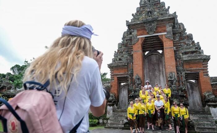 Sandiaga Uno mengajak delegasi Global Platform for Disaster Risk Reduction (GPDRR) 2022 menikmati salah satu pura tercantik dengan kompleks terbesar di Bali.