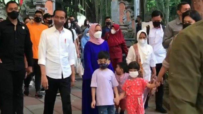 Presiden Jokowi bersama keluarga saat liburan di Bali Safari, Gianyar, Bali, Kamis 5 Mei 2022.