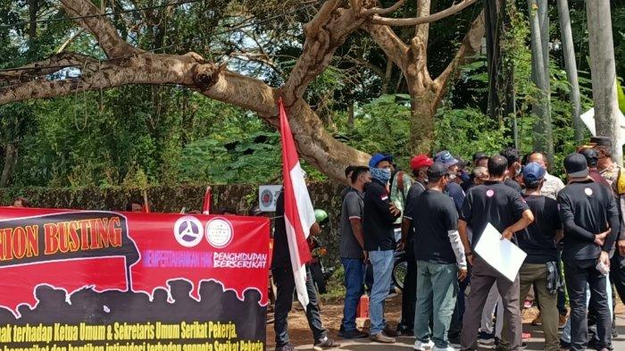 Kapolsek Kuta Selatan tengah berkonsolidasi perwakilan aksi untuk segera menyelesaikan kegiatannya mengingat masih dalam masa pandemi Covid-19.(Tribun Bali/Zaenal Nur Arifin)