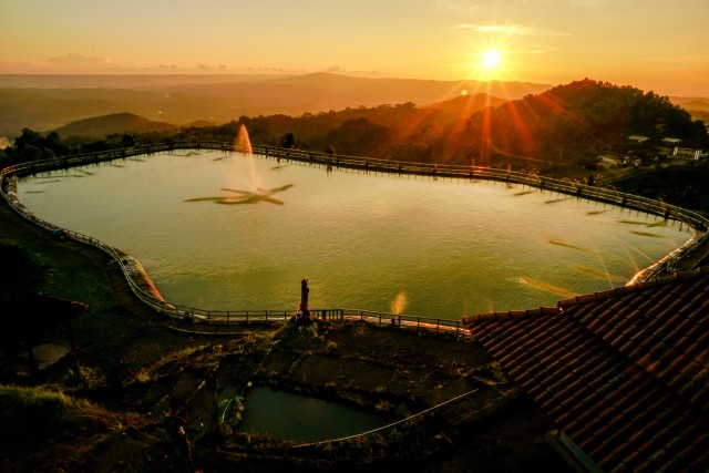 Pemandangan Embung Nglanggeran di sore hari. Selain menjadi tempat wisata, Embung Nglanggeran telah menjadi tempat penampungan cadangan air di Desa Nglanggeran. Foto: Dwi Rahmanto/Shutterstock