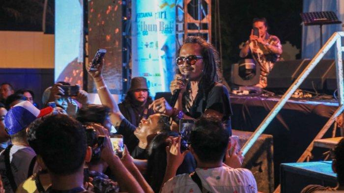 Musisi Ipang Lazuardi saat tampil mengisi event Jelajahin Livin Sanur Fest 2022 di hari kedua, Sabtu 28 Mei 2022 malam - Jelajahin Livin Sanur Fest Ramaikan Konser Musik di Bali