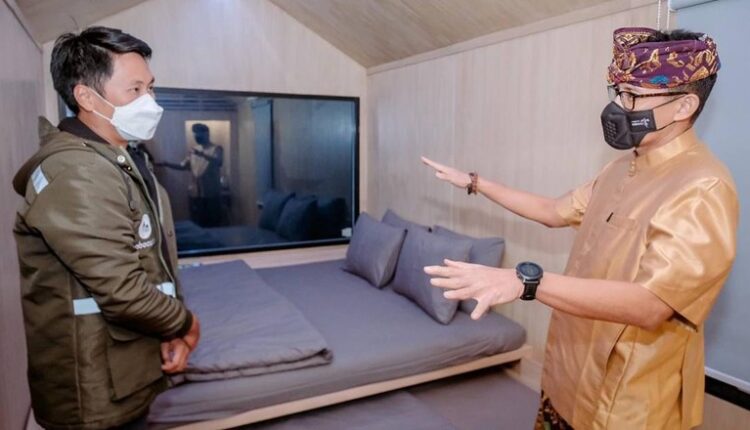 Menparekraf Sandiaga bersama CEO Bobobox Indra Gunawan. Foto: dok. Kemenparekraf