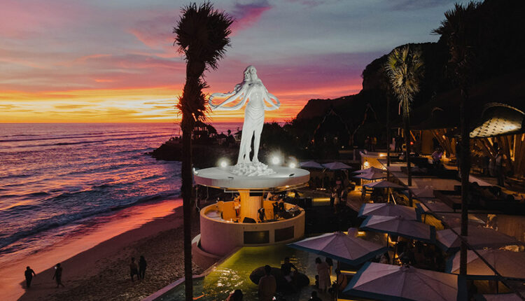 Pesona Carramaran Beach Club di Pantai Melasti di Desa Ungasan, Kuta Selatan, menjadi primadona baru pariwisata Bali