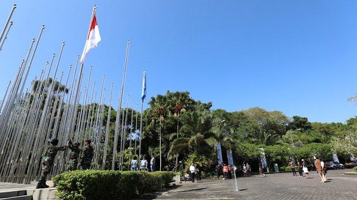 Kepala Badan Nasional Penanggulangan Bencana (BNPB), Letjen TNI Suharyanto, bersama Perwakilan khusus Sekretaris Jenderal Perserikatan Bangsa-Bangsa (PBB), Mami Mizutori menghadiri upacara pengibaran Bendera Negara Kesatuan Republik Indonesia dan Bendera PBB di halaman Bali Nusa Dua Convention Center, Nusa Dua, Bali, Minggu 22 Mei 2022. Ist/Pusat Data, Informasi dan Komunikasi Kebencanaan BNPB