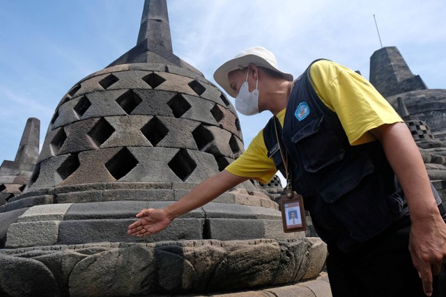 Petugas Balai Konservasi Borobudur (BKB) menunjukkan bagian batu candi yang rusak di Candi Borobudur, Magelang, Jawa Tengah, Selasa (7/6/2022). Foto: Anis Efizudin/ANTARA FOTO