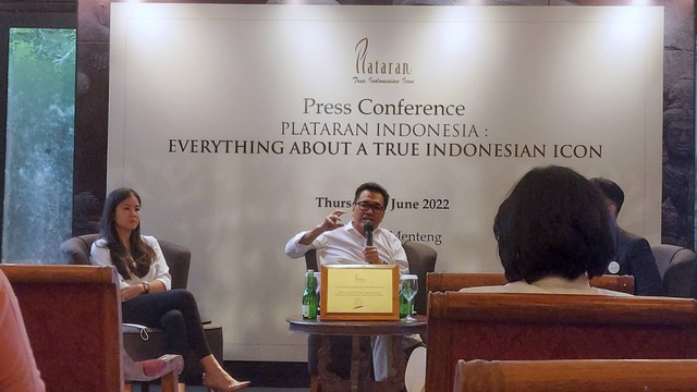 CEO Plataran Indonesia, Yozua Makes (tengah) dan CFO Plataran Indonesia, Anandita Makes (kiri) dalam acara Plataran Indonesia: Everything About a True Indonesian Icon yang digelar di Plataran Menteng, Jakarta, Kamis (9/6). Foto: Gitario Vista Inasis/kumparan