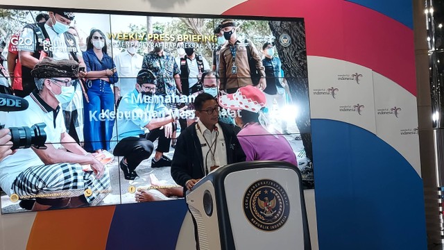 Menparekraf Sandiaga Uno saat memberikan keterangan resmi di Weekly Press Briefing Kemenparekraf yang digelar secara hybrid di Gedung Sapta Pesona, Jakarta, Senin (13/6/2022). Foto: Gitario Vista Inasis/kumparan