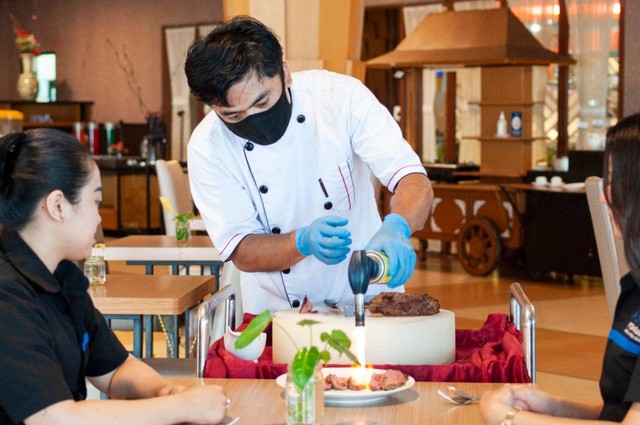 atraksi Gueridon Service di restoran aston pontianak. Foto : Dok. Aston Pontianak
