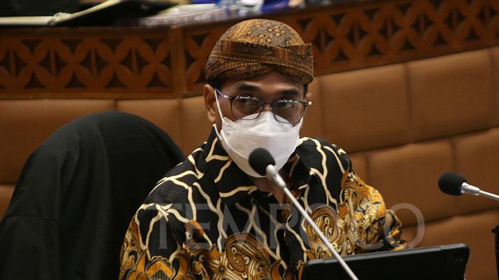 Menteri Perhubungan Budi Karya Sumadi memakai batik dan blangkon saat rapat kerja dengan Komisi V DPR di Kompleks Parlemen, Senayan, Jakarta, Selasa, 16 Maret 2021. Rapat tersebut membahas persiapan transportasi mudik dan balik lebaran tahun 2021, membahas hasil pemeriksaan BPK RI semester I tahun 2020, membahas dan menetapkan recofussing program/kegiatan tahun anggaran 2021, dan membahas pelaksanaan program transportasi nasional pada saat dan pasca pandemi. TEMPO/M Taufan Rengganis