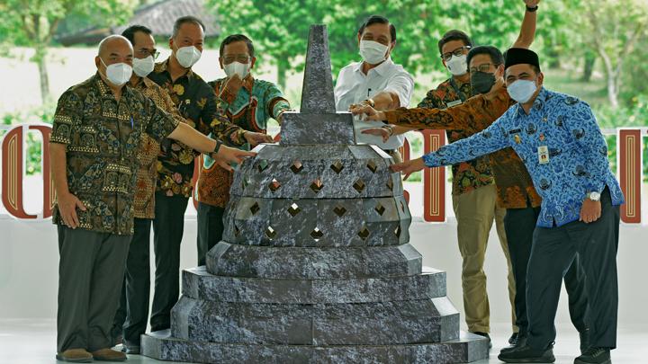 Dari kiri Wakil Gubernur DIY KGPAA Paku Alam X, Menteri Perhubungan Budi Karya Sumadi, Menteri Perindustrian Agus Gumiwang Kartasasmita, Menteri Koordinator Bidang Politik, Hukum, dan Keamanan Mahfud MD, menteri Koordinator Bidang Kemaritiman dan Investasi Luhut Binsar Panjaitan, Menteri Pariwisata dan Ekonomi Kreatif Sandiaga Uno, Menteri Desa, Pembangunan Daerah Tertinggal dan Transmigrasi Abdul Halim Iskandar dan Wakil Gubernur Taj Yasin Maimoen memegang replika stupa bersama saat pembukaan Festival Joglosemar di kompleks Taman Wisata Candi (TWC) Borobudur, Magelang, Jawa Tengah, Kamis 20 Mei 2021. Festival Joglosemar diselenggarakan atas kerjasama Kementerian Perindustrian, Bank Indonesia, Pemerintah Provinsi Jawa Tengah dan DI Yogyakarta untuk mendukung Gerakan Nasional Bangga Buatan Indonesia (BBI) dengan mengusung tema Artisan of Java yang diharapkan mampu membangkitkan perekonomian Usaha Mikro Kecil dan Menengah/Industri Kecil dan Menengah (UMKM/IKM). ANTARA FOTO/Anis Efizudin