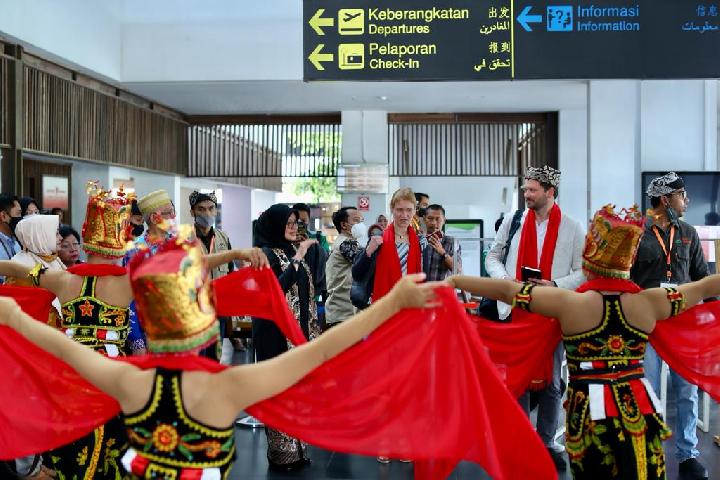 Dua asesor dari UNESCO, Martina Paskova dan Jacob Walloe disambut tarian khas Banyuwangi ''Jejer Gandrung'', saat tiba di Bandara Banyuwangi, Kamis, 9 Juni 2022. Foto: Humas Pemkab Banyuwangi
