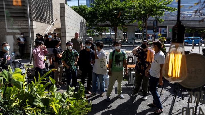 Pelanggan mengantre untuk membeli ganja di Highland Cafe pada hari pertama penghapusannya dari daftar narkotika berdasarkan hukum Thailand di Bangkok, Thailand, 9 Juni 2022. Thailand melegalkan penanaman ganja dan konsumsinya dalam makanan dan minuman pada hari Kamis, menjadi negara Asia pertama yang melakukannya. REUTERS/Athit Perawongmetha