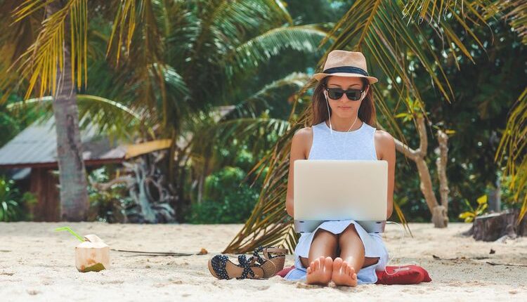 Ilustrasi digital nomad. Kemenparekraf mengupayakan visa digital nomad Indonesia bisa terbit tahun ini.(Shutterstock/RB_Media)