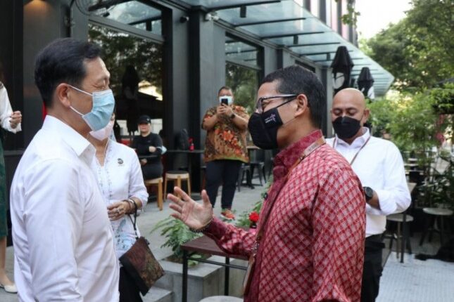 Menteri Pariwisata dan Ekonomi Kreatif Sandiaga Salahuddin Uno berbincang dengan Menteri Kesehatan Singapura Ong Ye Kung tentang kondisi penanganan pandemi COVID-19 di Tanamera Coffee, Singapura, Rabu (1/6/2022). (Dok: Kemenparekraf)