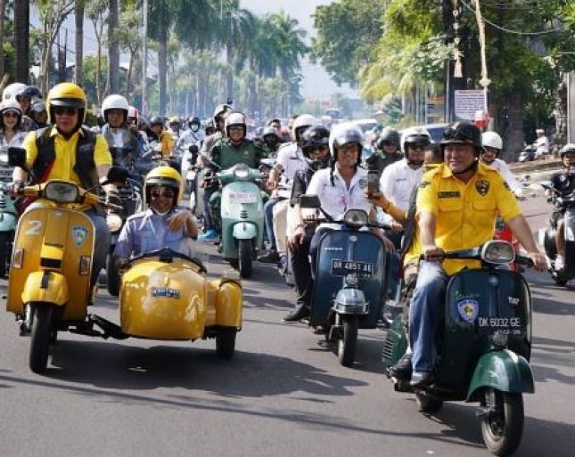 Ketum IMI Meriahkan Vespa World Day 2022 di Bali, Riding Bareng Komunitas Vespa