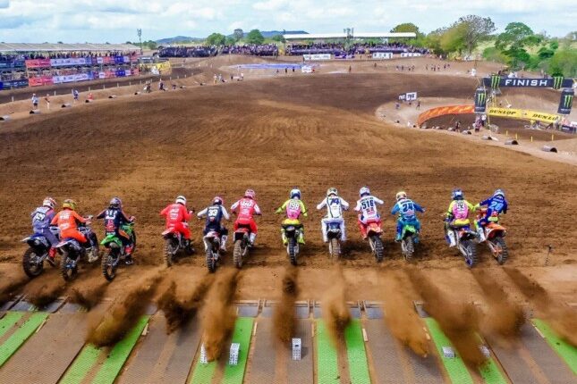 Para pembalap motocross kelas MX2 melakukan start balapan pertama di gelaran MXGP 2022 di Samota, Sumbawa Besar (Foto: Kemenparekraf)