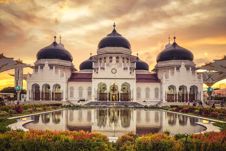Masjid Baiturrahman, Banda Aceh.(UNSPLASH/MISQAL NOVIO REEZA)