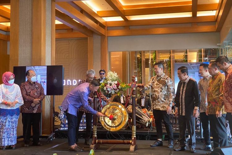 Pemukulan gong tanda peresmian Grand Dafam Signature International Airport Yogyakarta.(KOMPAS.com/Faqihah Muharroroh Itsnaini)