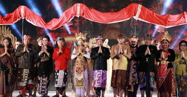 Gubernur Bali I Wayan Koster dan Menteri Pariwisata dan Ekonomi Kreatif (Menparekraf) Sandiaga Uno berfoto bersama dengan tamu undangan lainnya dalam Pesta Kesenian Bali (PKB) ke-44 tahun 2022 Koster dalam acara Pesta Kesenian Bali (PKB) ke-44 Tahun 2022 di Panggung Terbuka Ardha Candra Art Centre, Denpasar, Minggu (12/6/2022). (DOK. Pemprov Bali)